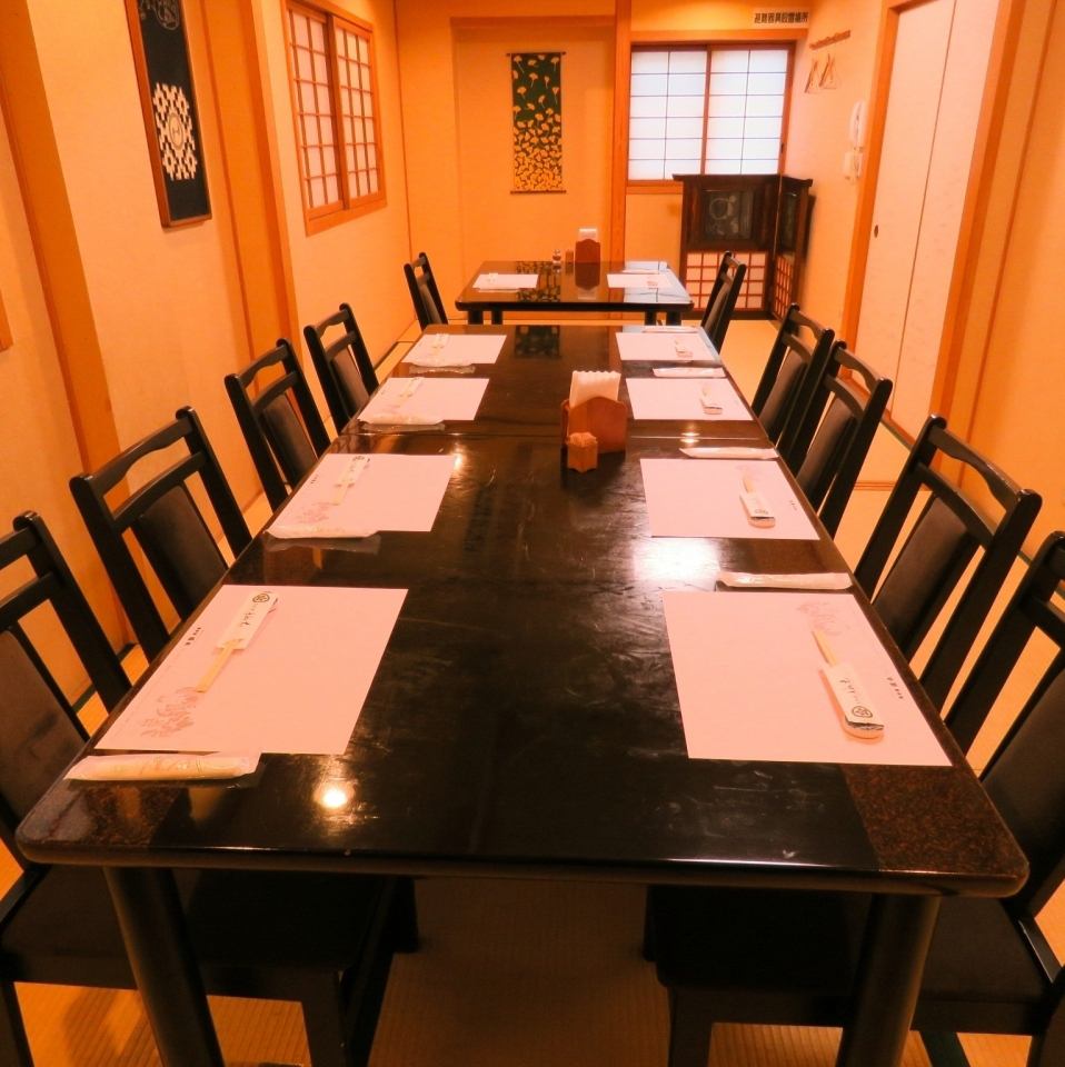 We can also accommodate large banquets. Our spacious tatami room can accommodate up to 42 people!