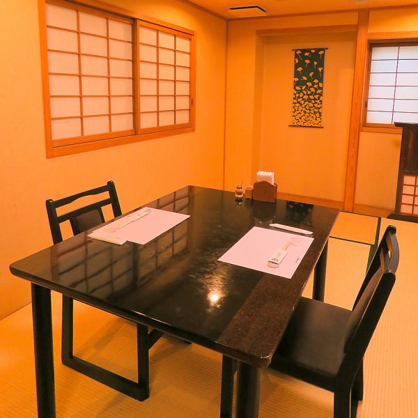 一个舒适的餐桌椅，带有平静的日本氛围。请慢慢用餐。
