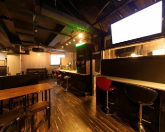 Accommodates up to 50 people !! Equipped with 100-inch projector and 3 other monitors.PC connection is possible.Karaoke is also available if reserved!