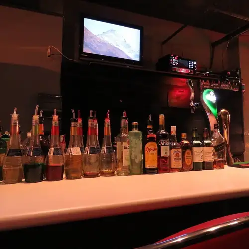 在時尚的吧台邊享用飲品吧！