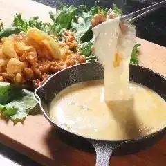 【包含2小時暢飲】非常適合休閒聚會，特色菜是起司辣炒雞排！輕食套餐，包含7道菜。