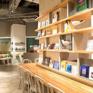 ブックコーディネーターのセレクトした本が並びます。