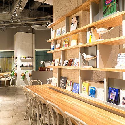 ブックコーディネーターのセレクトした本が並びます。
