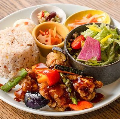 12/3~リニューアル！鶏の唐揚げと彩野菜の黒酢ソース