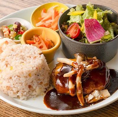 12/3~リニューアル！チェダーチーズときのこのデミグラスソースハンバーグ