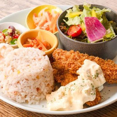 12/3~リニューアル！北海道産鮭フライ　特製タルタルソース