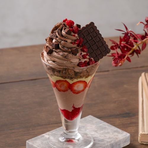 季節限定！ラズベリーピスタチオのチョコレートパフェ