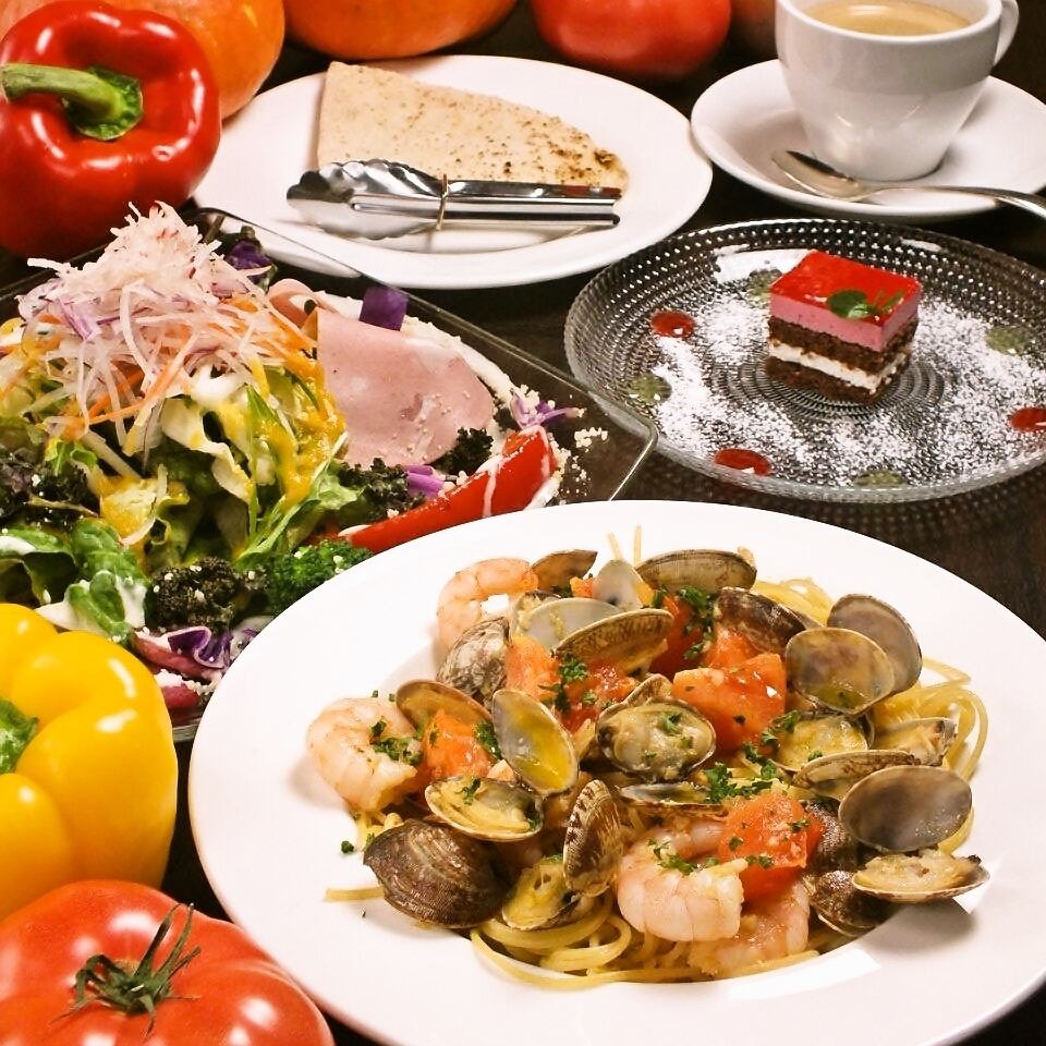 We offer a satisfying salad set for lunch pasta or pizza for +450 yen ☆