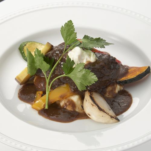 牛ほほ肉の赤ワイン煮込み