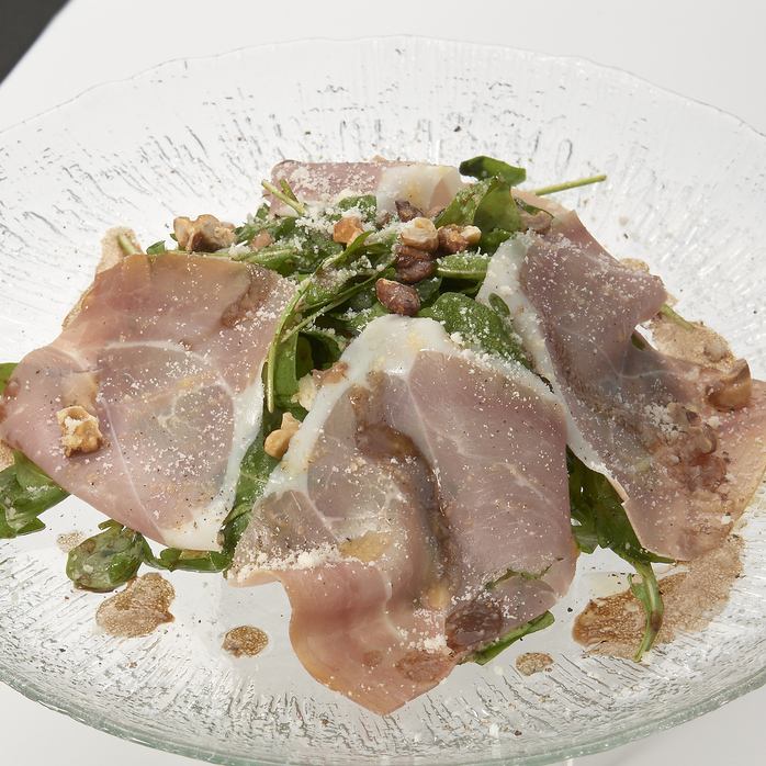 生ハムとルッコラのサラダクルミ添え