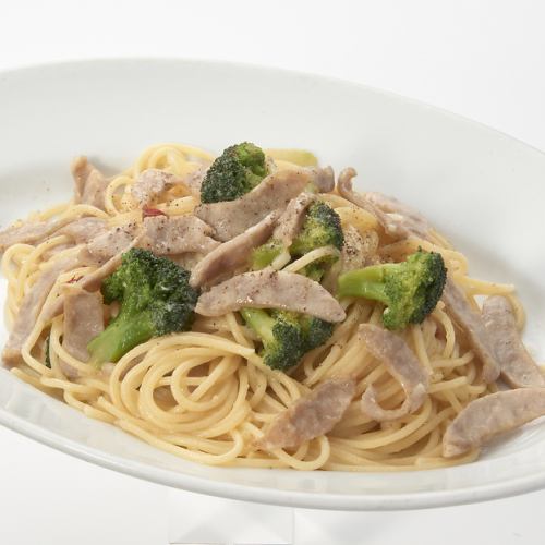 《オイルベース》習志野ソーセージとブロッコリーのペペロンチーノ