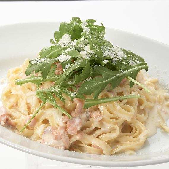 《クリームベース》スモークサーモンとルッコラのクリームタリアテッレ