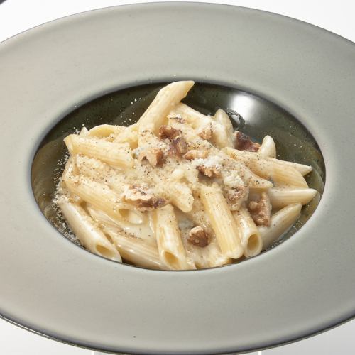 《クリームベース》ゴルゴンゾーラとくるみのクリームペンネ