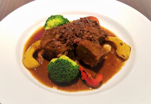 Stewed cow cheek meat with red wine