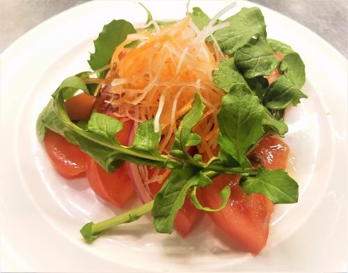 Anchovy-flavored salad of ripe tomatoes and arugula from Chiba prefecture