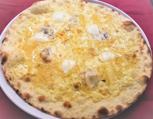 4종의 이탈리아 치즈와 꿀의 피자
