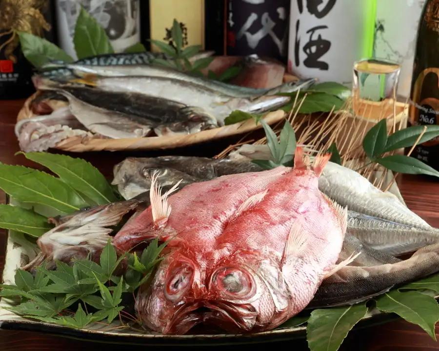 Enjoy fresh seafood delivered directly from the source, as well as seasonal ingredients!