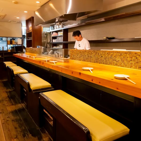 [Counter seats] Counter seats are convenient for dates and meals with friends.The immersive feeling of being able to watch the cooking process right in front of your eyes is appealing! Enjoy the live feeling of the famous okonomiyaki and teppanyaki!