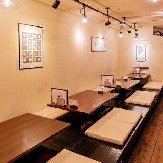 This is a tatami room where you take off your shoes before entering.Please enjoy your meal in a relaxed manner.