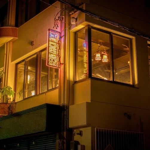 国際通りから徒歩2分。飲食店が並ぶ浮島通りにふわりと光る、お洒落な店内が自慢です。アクセス良好、みんなで集まりやすいのが魅力のひとつ。ドリンクも豊富、フードもシェアメニューやハーフサイズをご用意しているのでみんなが満足できるハズ♪お一人様のご来店にはカウンター席もございます。お気軽にお越しください♪