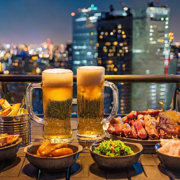 The view from the rooftop is spectacular.At dusk, when the sun sets, the city buildings are dyed orange, creating a beautiful scenery that looks like a painting.At night, the night view completely changes and sparkles, making your time with beer even more romantic.