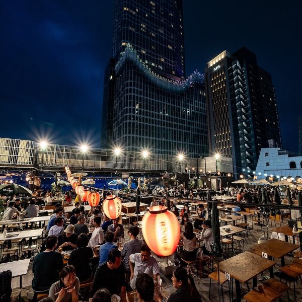 新宿の喧騒を忘れさせるような緑豊かな景観の中、友人や家族、大切な人との会話が弾むこと間違いなし。都会のオアシスである当ビアガーデンは、忙しい日常から少し離れ、リラックスした時間を提供いたします。