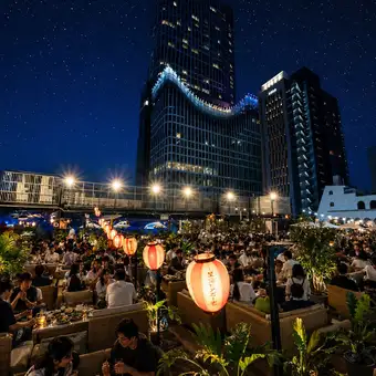 グループ利用に人気の4名様向けテーブル席。開放感あるテラス空間でBBQ食べ放題と飲み放題を満喫できます。女子会や友人同士の飲み会にも使いやすく、夜景を眺めながら賑やかな時間を過ごせます。