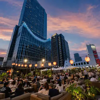 新宿の夜景を間近に感じられる2名様向けテラス席。夜風を感じながら焼きたてBBQとビールを楽しめる特等席で、デートや記念日利用にも人気。都会の喧騒を忘れるゆったりした時間を過ごせます。
