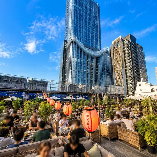 Enjoy a relaxing time while feeling the pleasant breeze.
