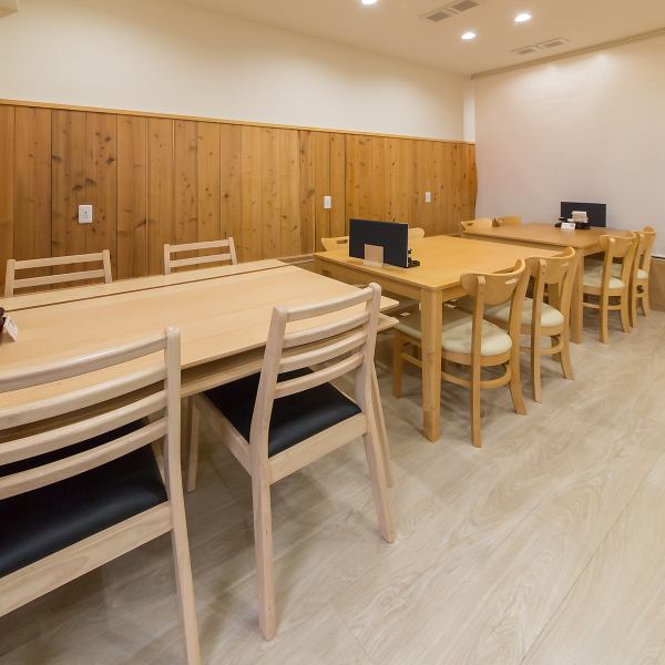 店内は、白とぬくもりが感じられる木目調をベースとした落ち着いた雰囲気になっております。テーブル同士の間隔も十分にとってありますので、周囲を気にすることなく、当店自慢の料理やこだわりのドリンクをお楽しみいただけます。お子様連れも歓迎しておりますので、ぜひご家族そろってお越しください!