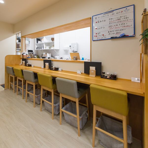 当店では、テーブル席以外にカウンター席も6席ご用意しておりますので、お一人様も大歓迎です★落ち着いた雰囲気ですので、仕事帰りのサク飲みにも、カップルのデートにも最適です◎美味しい料理とこだわりのお酒をゆったりとお楽しみください。もちろんお食事のみのご利用も歓迎しております!