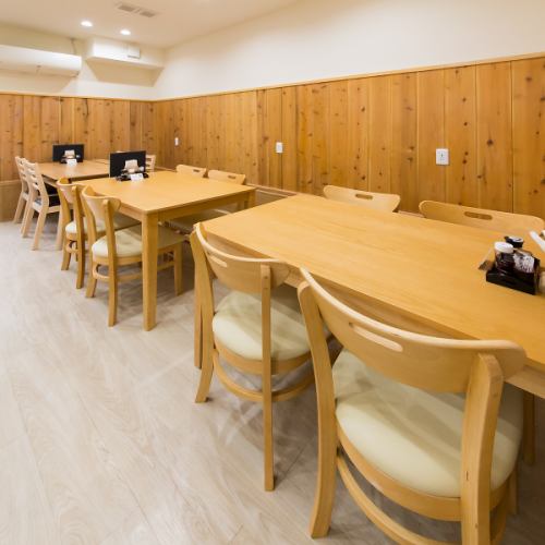 【テーブル席 4×3】当店では、4名様掛けのテーブル席を3席ご用意しております。席同士の間隔は広めにとってありますので、他のお客様を気にすることなくお食事をご堪能いただけます。ご家族連れも歓迎いたします◎