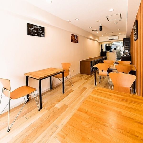 【テーブル席】4名用と2名用のテーブル席が完備されています。落ち着いた空間で、ゆったりとした時間を過ごせます。4名用テーブルは宴会や女子会にぴったりで、仲間と楽しいひとときを過ごせます◎2名用テーブルもあり、デートや少人数でのお食事に最適です。