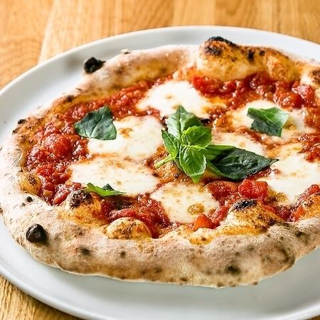 【自慢の石窯を使った贅沢な1品】濃厚なチーズと自家製バジルが絶妙な「マルゲリータ」/1600円(税込)