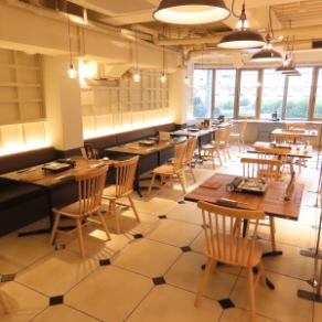 可容納4至52人，40人以上可包場。菜色豐富，與飲品完美搭配，深受下班後上班族的喜愛。