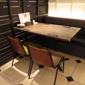 ゆったり寛げる4名テーブル席は、友人同士の集まりやご家族でのお食事に最適。程よいプライベート感と落ち着いた照明で、リラックスしてお楽しみいただけます。