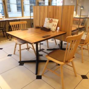 デートや親しい友人との食事にぴったりな2名テーブル席。落ち着いた照明の中で、お食事を楽しみながら、心地よい時間をお過ごしください。