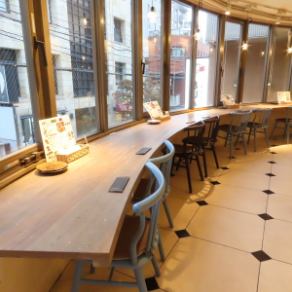 お一人様でも気軽に楽しめるカウンター席。デートにもピッタリ、リラックスした空間です。