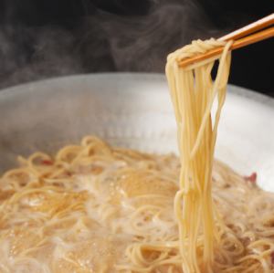 在火锅中加入鲜面。