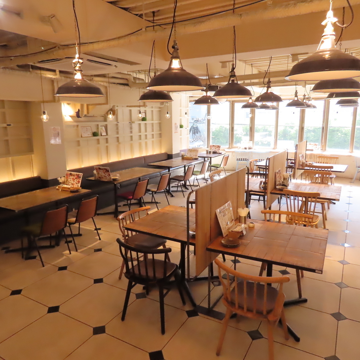Suitable for groups of 4 to 52 people. Private reservations available for groups of 40 or more.