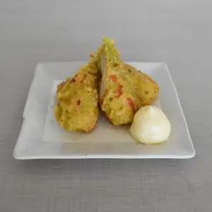 两块用海苔包裹的油炸竹轮（鱼饼）。