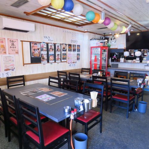 <p>店内は大人数でも対応できるテーブル席を完備し、宴会にぴったりの開放感♪4名様から15名様まで対応可能で、仲間との楽しい集まりに最適です！広々とした空間は、会話を楽しみながらゆったり過ごせて、貸切相談も可能です。地元の方々が集まりやすい雰囲気を大切に、美味しいお好み焼きと快適な時間を提供しています☆</p>