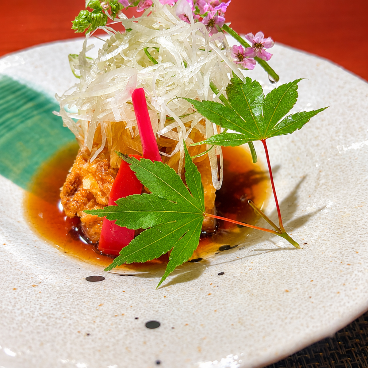 4条本通6丁目河内館向かいイサミヤビル1F。四季折々の料理を堪能