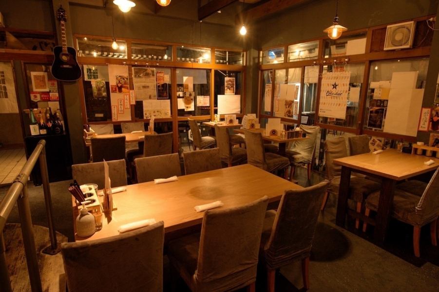 店内奥には4名様から8名様対応のテーブル席　入口近くのカウンター席はお一人でも気軽に入れる雰囲気の良い店内。栄町初心者にオススメです。貸切パーティなども承っております♪30名～※詳細はコース料理をご覧ください。即予約も可★プライベート、送別会、忘年会　模合にもおすすめ！！【女子会クーポンあります】