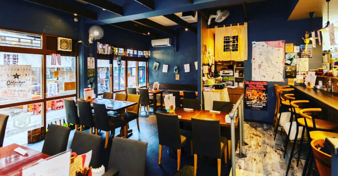 栄町市場内は小さいお店が並ぶ中、総席数30席  団体・貸切もウェルカムです！15時からの営業だから昼のみにもぴったり！栄町では公衆トイレが定番の中、珍しい男女別のお手洗いを完備。女性には嬉しいアメニティもご用意していますよ【期間限定：女子会クーポン有】