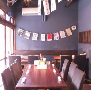 店内奥には4名様から8名様対応のテーブル席をご用意しております。広々とした店内は10名様以上でのご宴会も可能！
