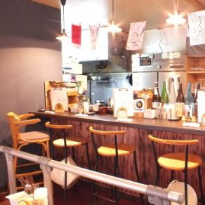 お一人様やカップルに人気のカウンター席！お一人様でもごゆっくりお寛ぎいただけるカウンター席はちょっと飲みたいときにもおすすめ♪