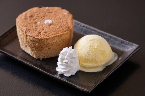 紅茶のシフォンケーキとバニラアイス