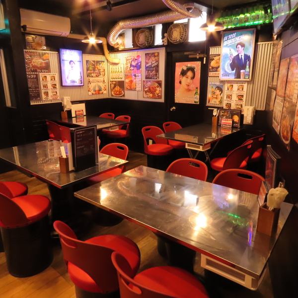 店内は広々としており、お席の間隔も適度にあるので、快適にお食事をしていただける環境が整っております。お食事や会話などをお楽しみいただけるような雰囲気作りを努めております。人数やプランなども柔軟にご対応するよう努めておりますので、お気軽にご相談ください。