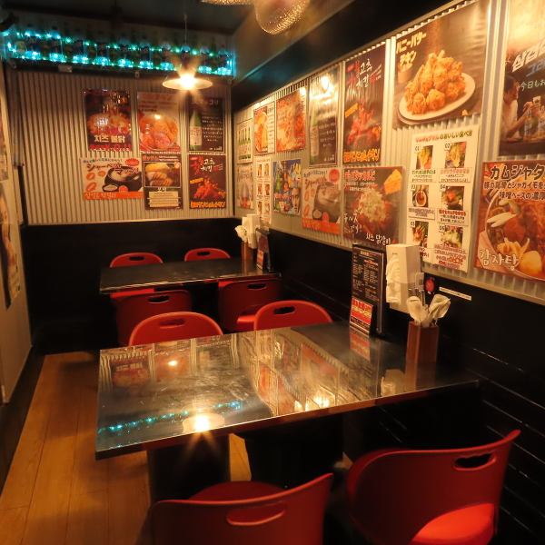 店内には、テーブルとお席を完備しており、落ち着いてお食事できます。壁にも様々なポスターが張られており、賑やかな雰囲気と華やかな雰囲気となっております。本場韓国で食事しているかのような気分になれることを意識しており、気分と共にお食事から韓国の雰囲気をお楽しみください♪